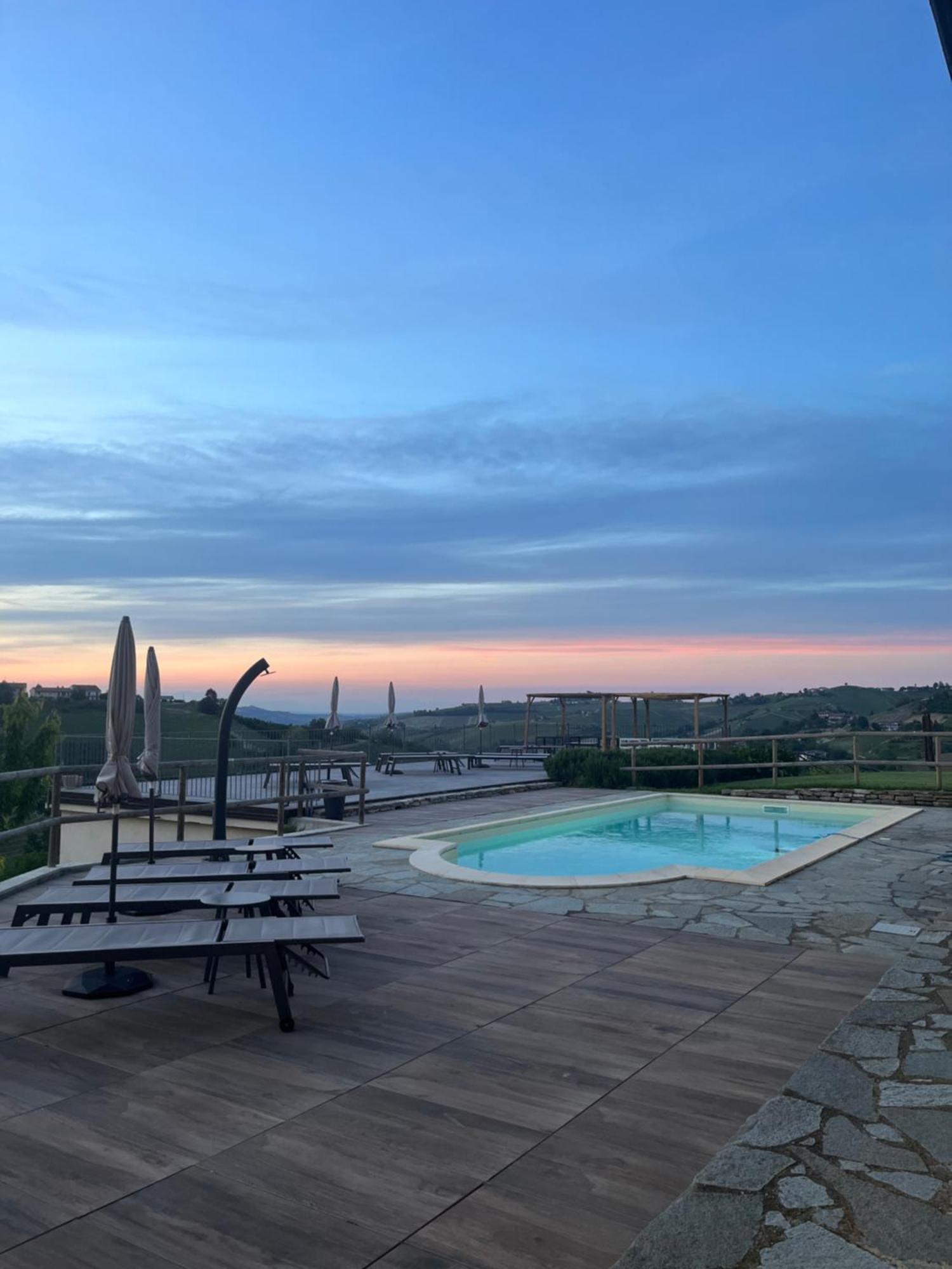 Le Cornici - Cascina Di Charme Hotell Diano dʼAlba Exteriör bild
